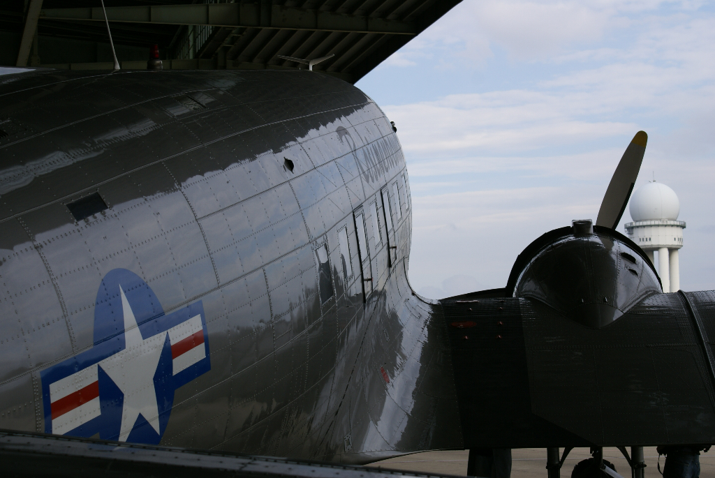 Rosinenbomber - DC 3 in Berlin Tempelhof